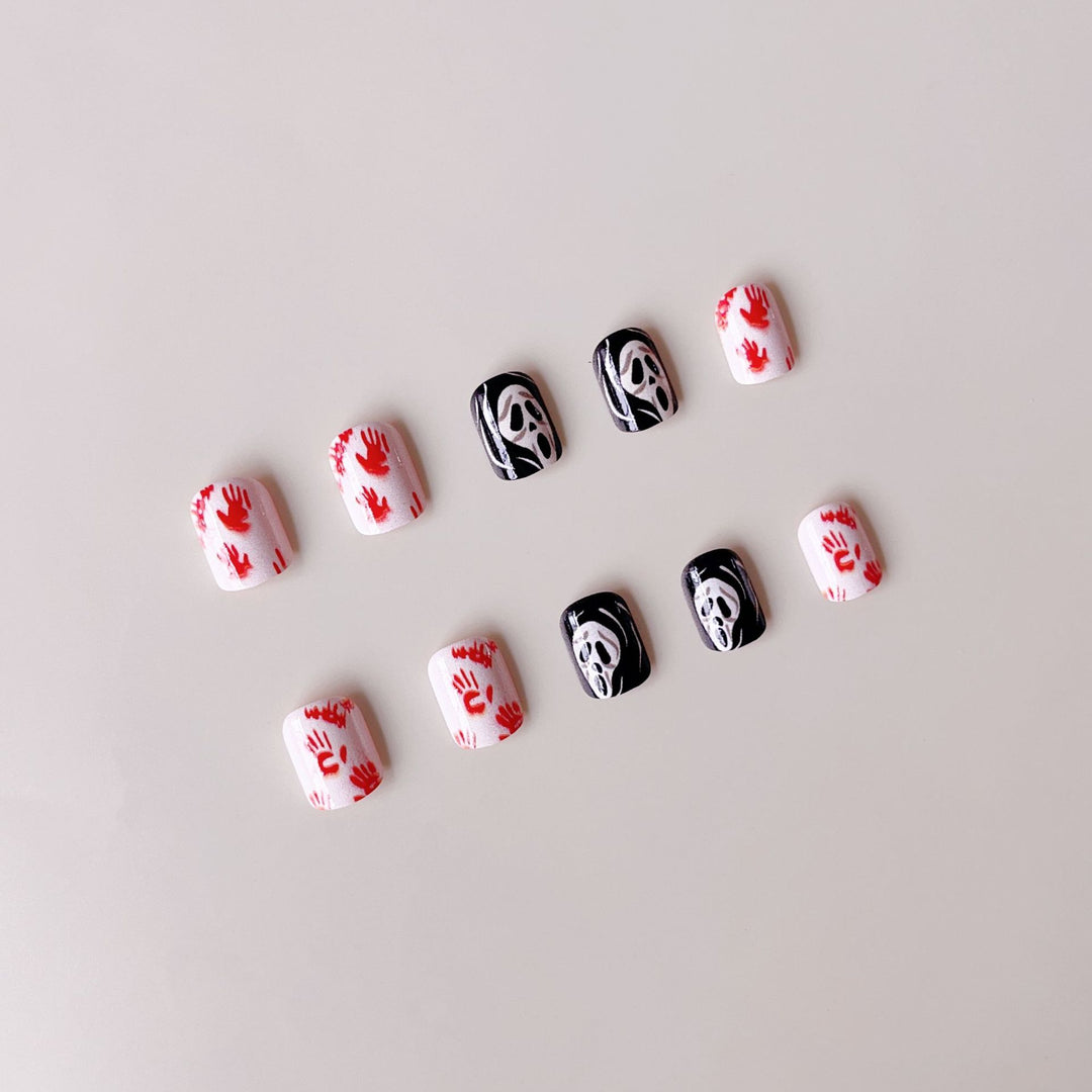 Kreatives Halloween Kunstnagelset mit gruseligen Motiven und funkelnden Akzenten Karnz