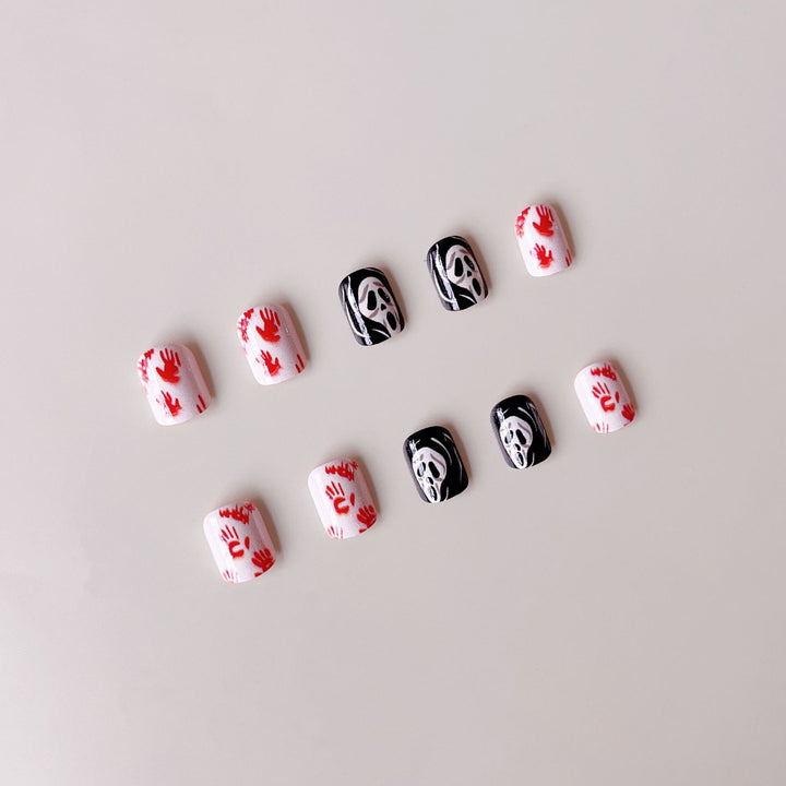 Kreatives Halloween Kunstnagelset mit gruseligen Motiven und funkelnden Akzenten Karnz