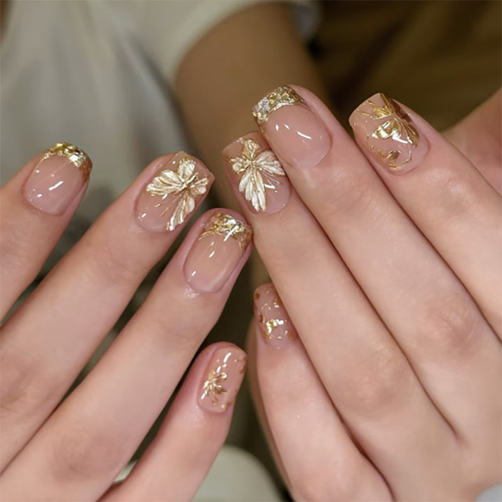 Kunstvolle Nagelgestaltung mit Blattmotiven Karnz