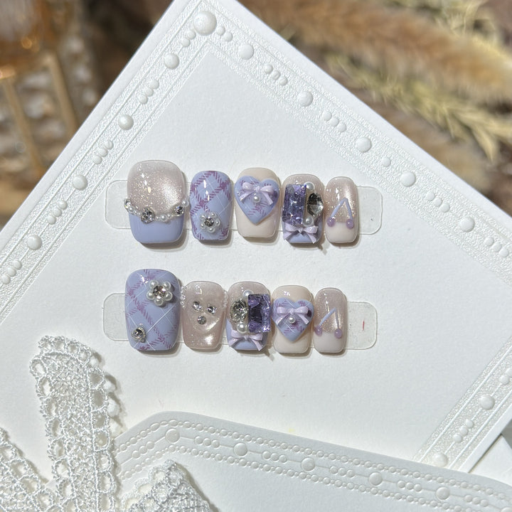 Dekorativer Luxus Druck-Nagelset mit elegantem Bogen und Edelsteinakzenten Karnz