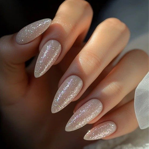 Glamouröse Kunstnägel In Elegantem Stiletto-Stil Karnz