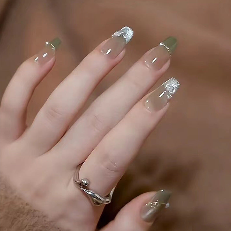 Künstlerisches Press-On-Nageldesign-Set mit floralen Akzenten