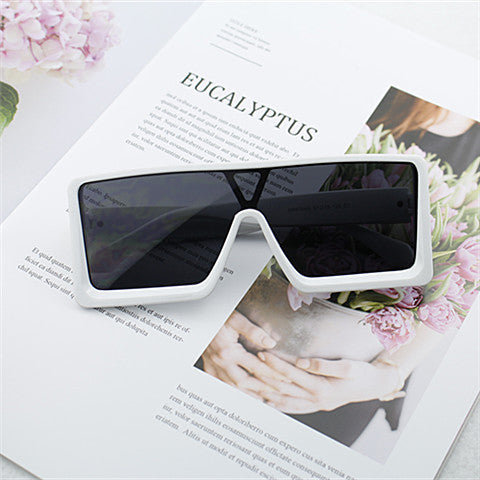 Damen Oversized Sonnenbrille im avantgardistischen Design Karnz
