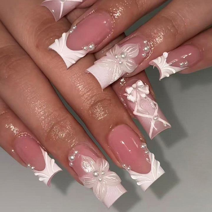Elegante Druck-Nagel-Kollektion mit floralen Akzenten Karnz