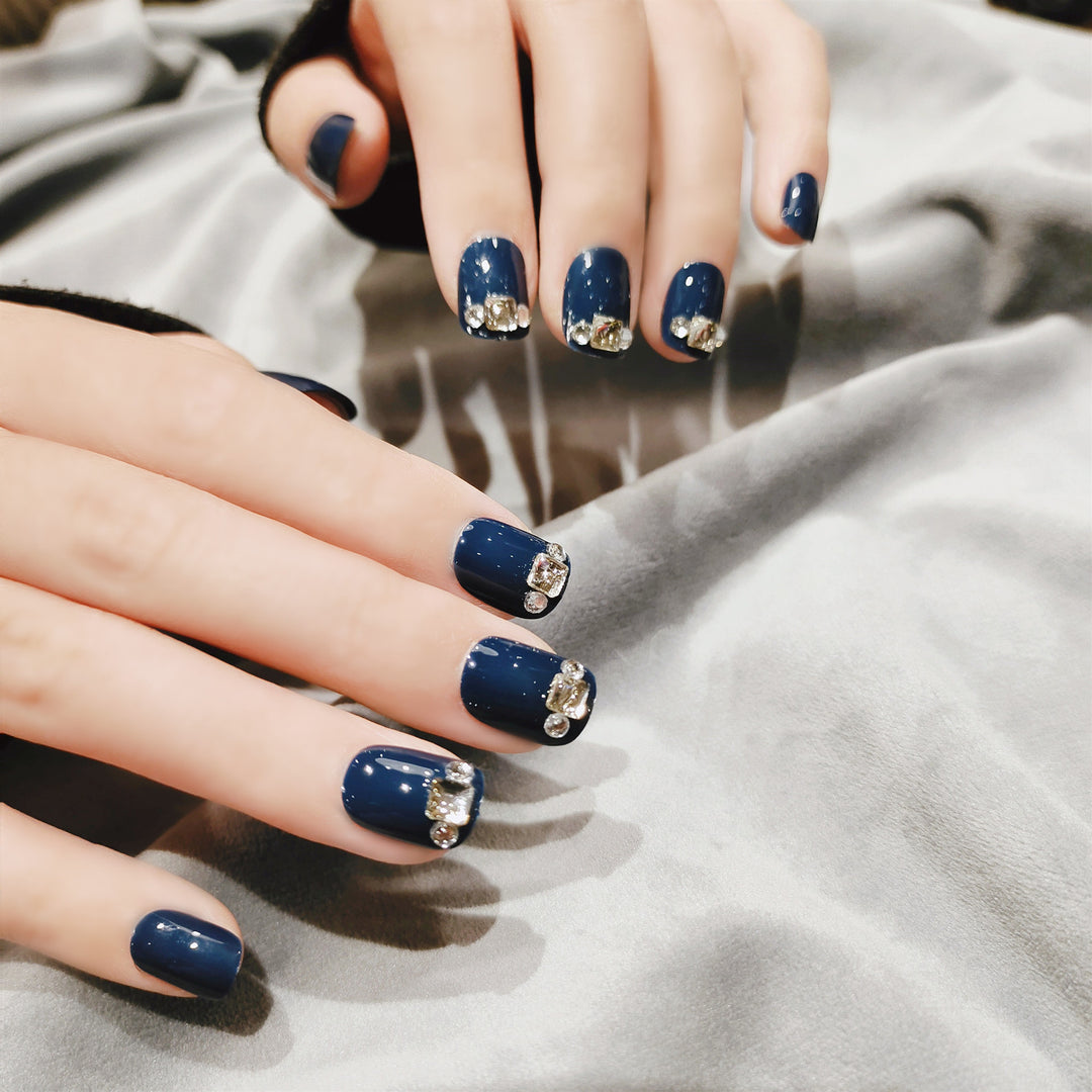 Elegante Press-On Nagelspitzen mit Strassakzenten