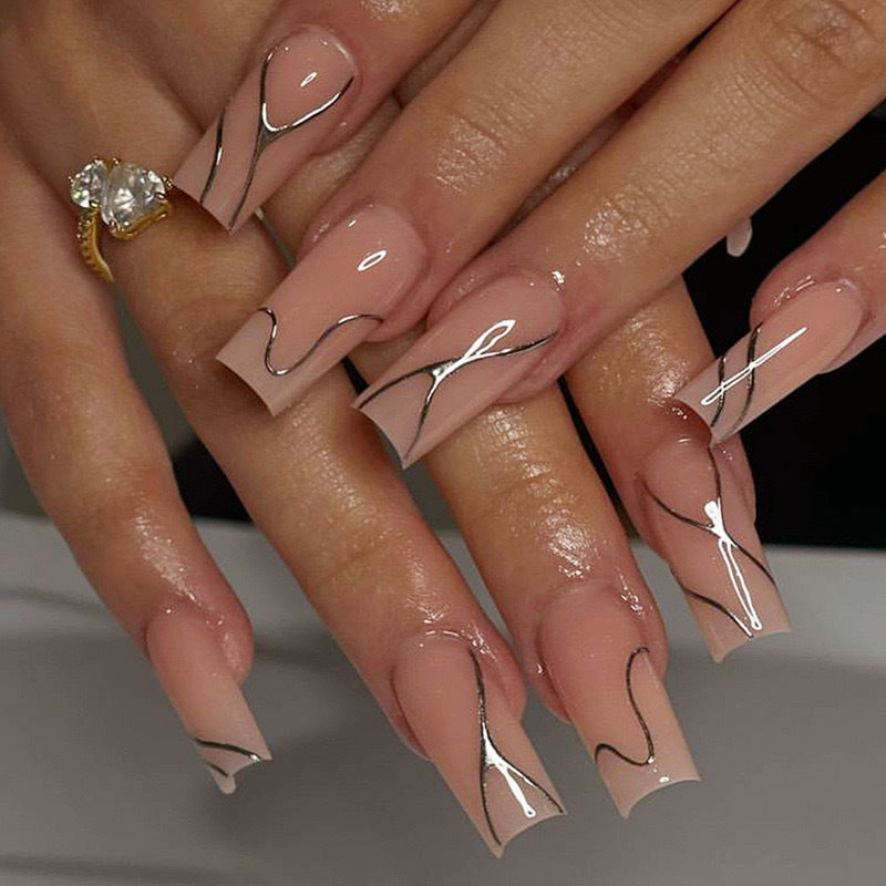 Kunstnagelset mit eleganten 3D-Designs und hochglänzenden Akzenten Karnz