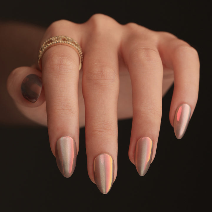 Elegante Kunstvolle Stiletto-Nägel mit schimmerndem Farbverlauf Karnz