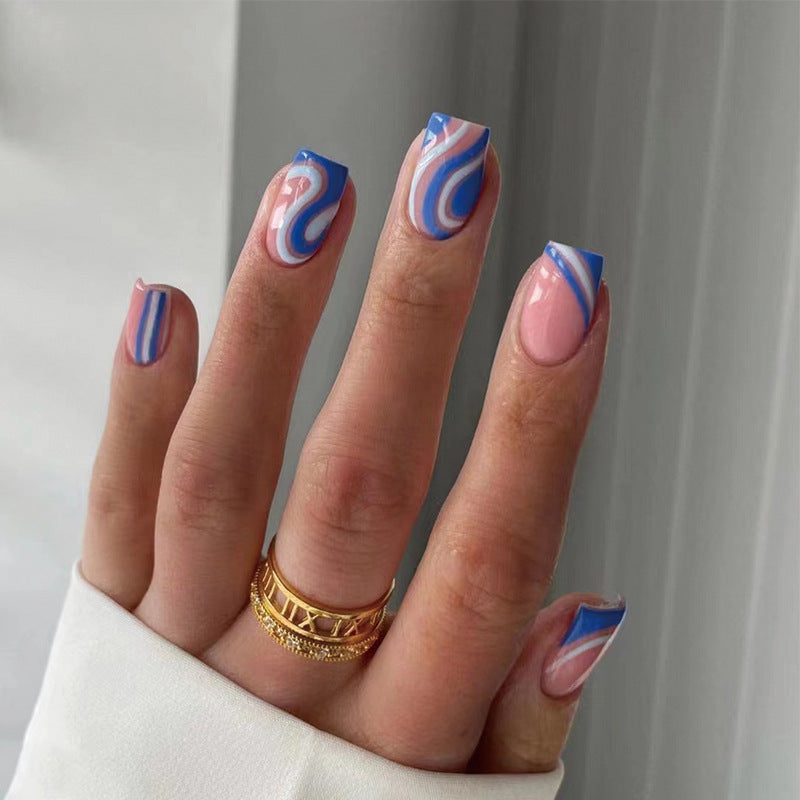 Kreative Nailart mit  abstrakten Designs Karnz