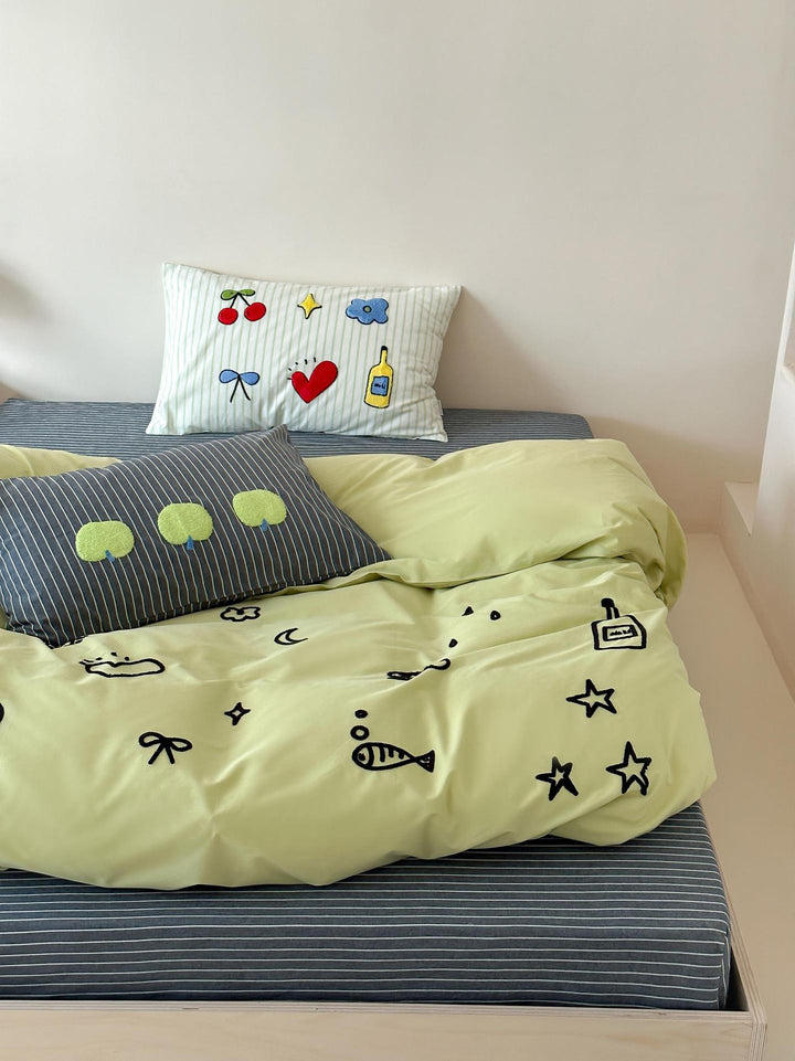 Verspieltes Baumwoll-Bettbezug-Set mit gestickten Motiven und weichem Spannbetttuch