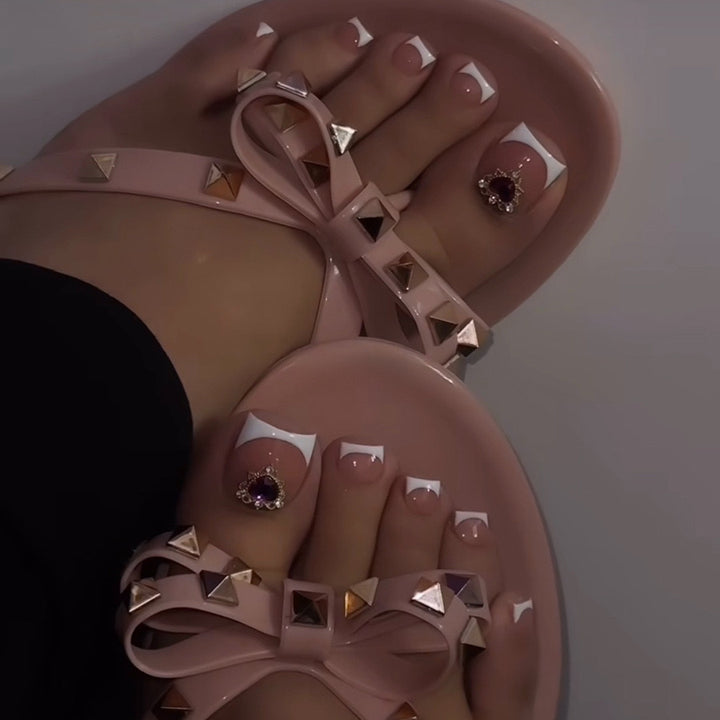 Luxuriöse Flip-Flops mit schimmernden Akzenten und eleganten Verzierungen Karnz