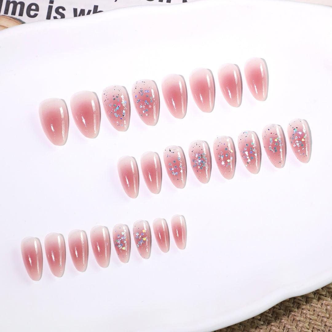 Glitzernde Nagelverlängerungen mit elegantem V-Design Karnz