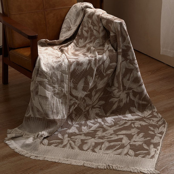 Große kuschelige Wohndecke aus Baumwollmischgewebe mit geometrischem Jacquardmuster und Fransensaum