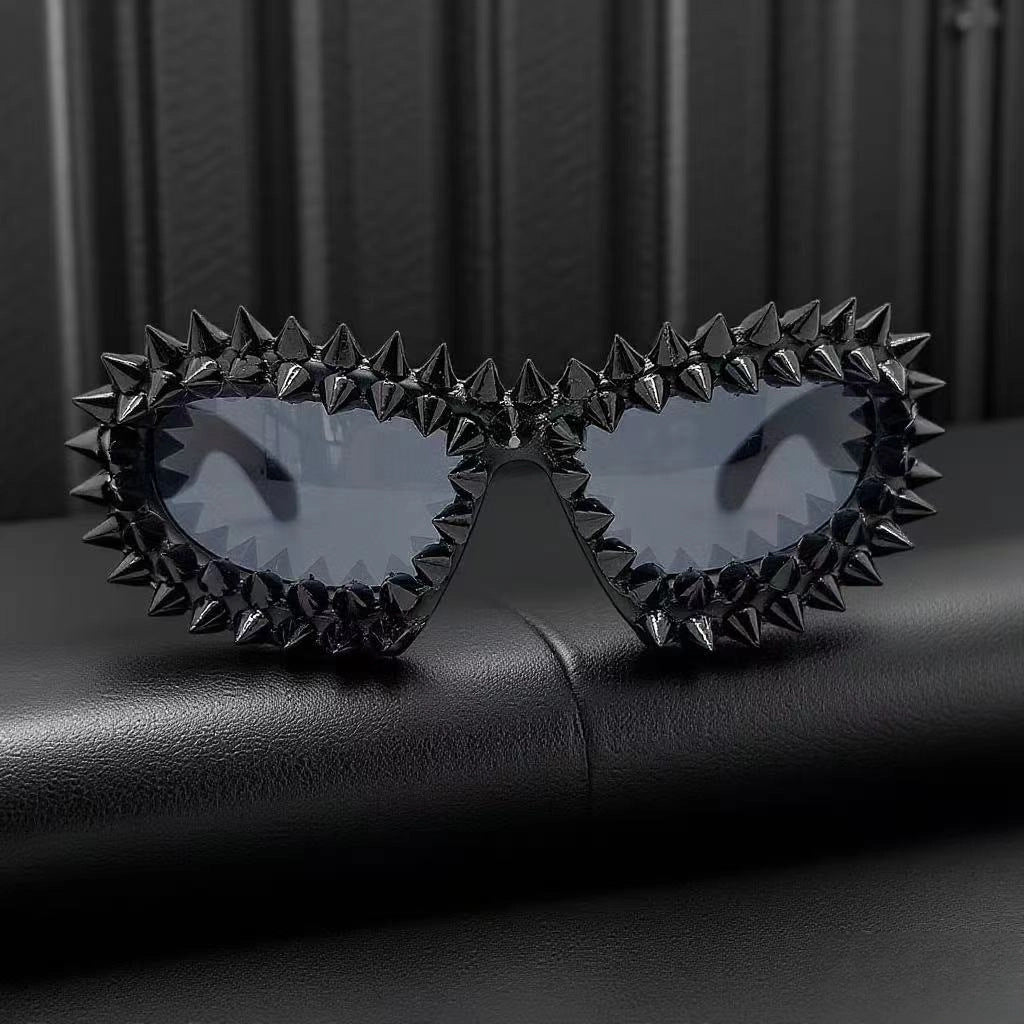 Damen Statement-Sonnenbrille mit kreativen Nietenakzenten Karnz