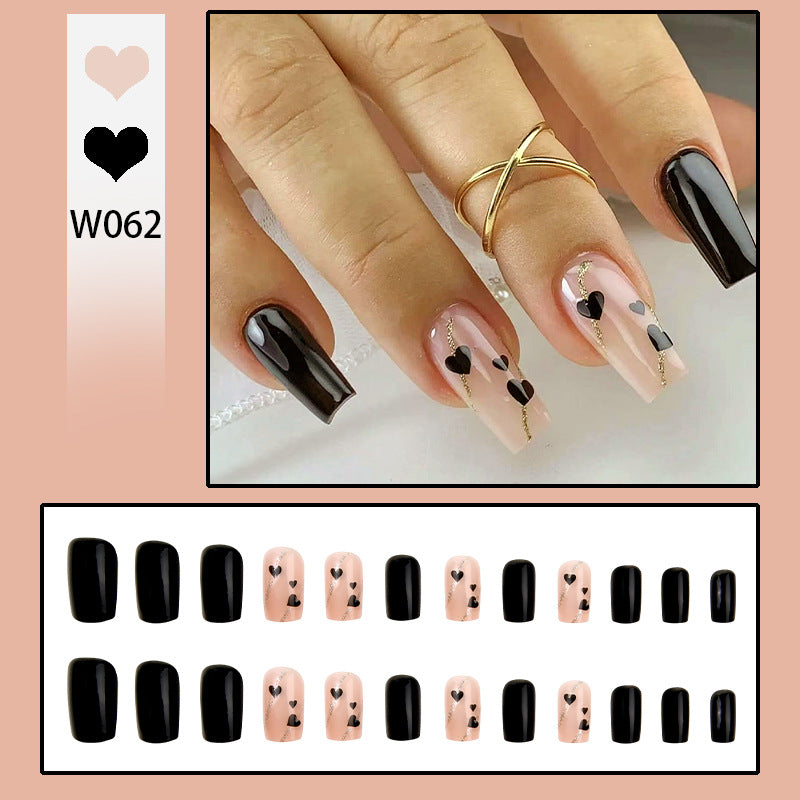 Kreative Nagelspitzen mit Herzmotiven Karnz