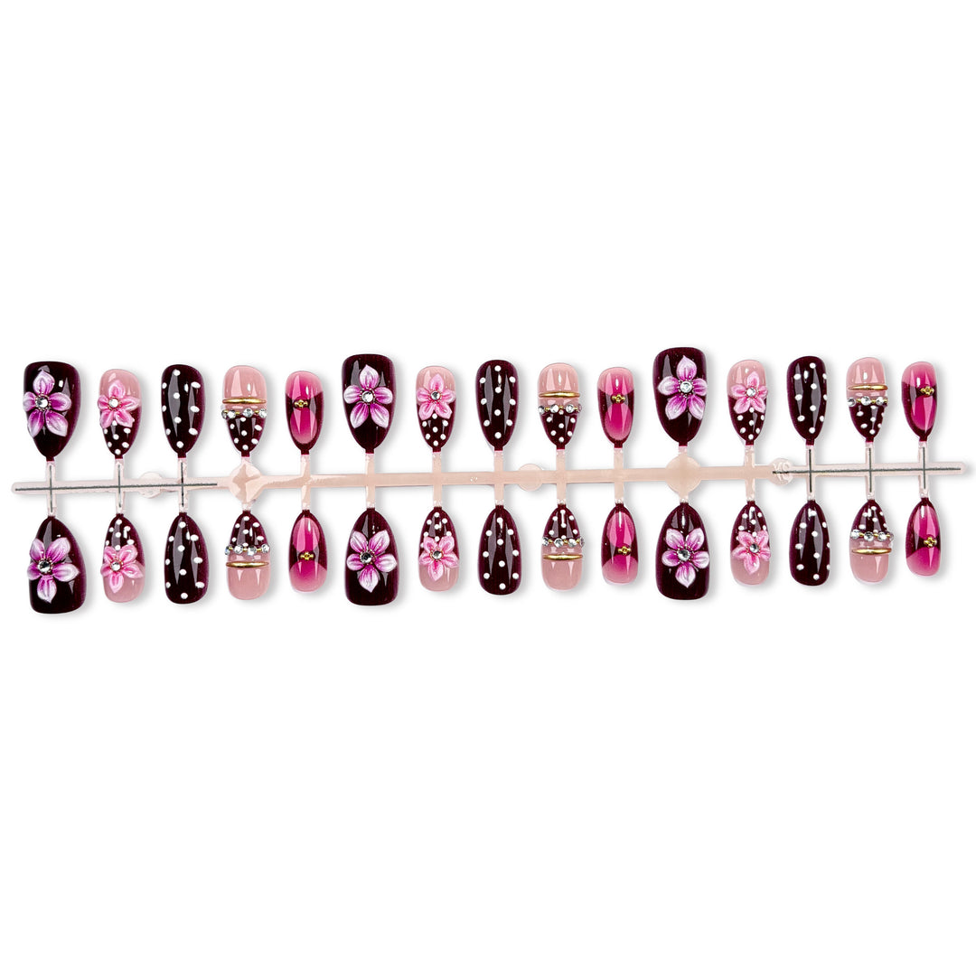 Dekoratives Press-On Nagelkunstset mit floralen Akzenten 1790746306