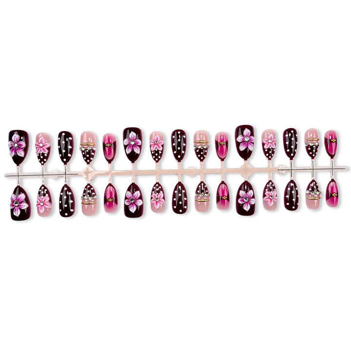Dekoratives Press-On Nagelkunstset mit floralen Akzenten 1790746306