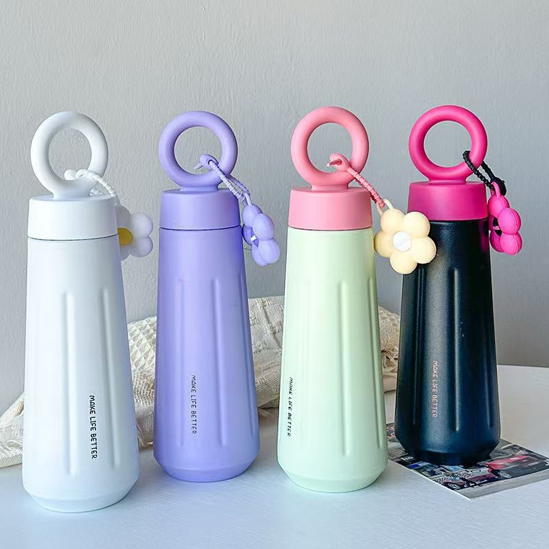 Damen stilvolle Wasserflasche mit praktischem Tragegriff Karnz