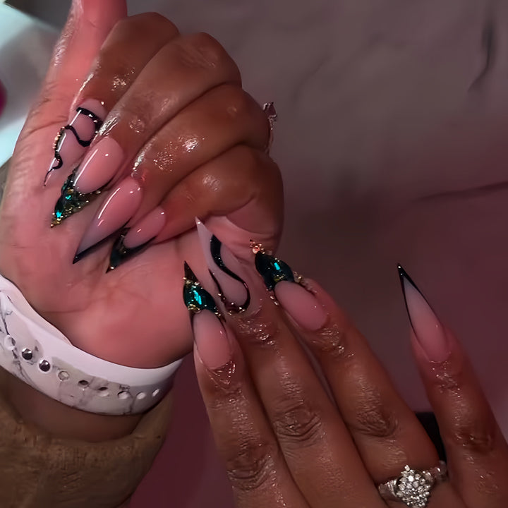 Glamouröse Stiletto-Nagelerweiterungen Karnz