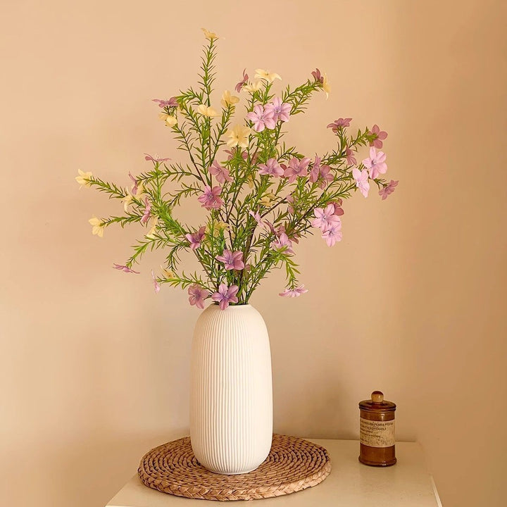 Lebensechte Blumenarrangement mit eleganter Vase