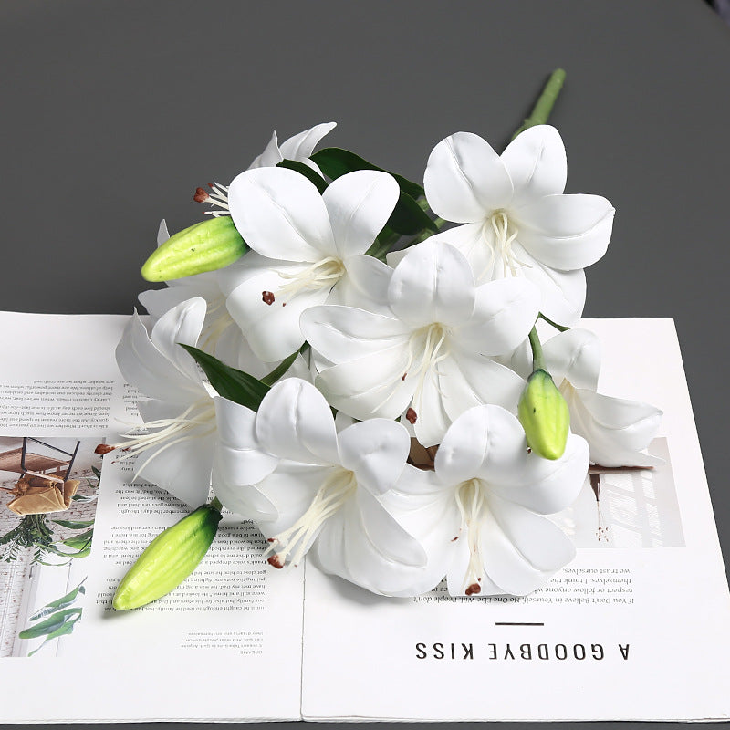 Realistischer lebensnaher Lilienblumenstrauß