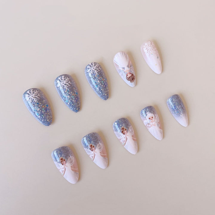Kunstnagelset mit zauberhaften Feenmotiven und Glitzerakzenten Karnz