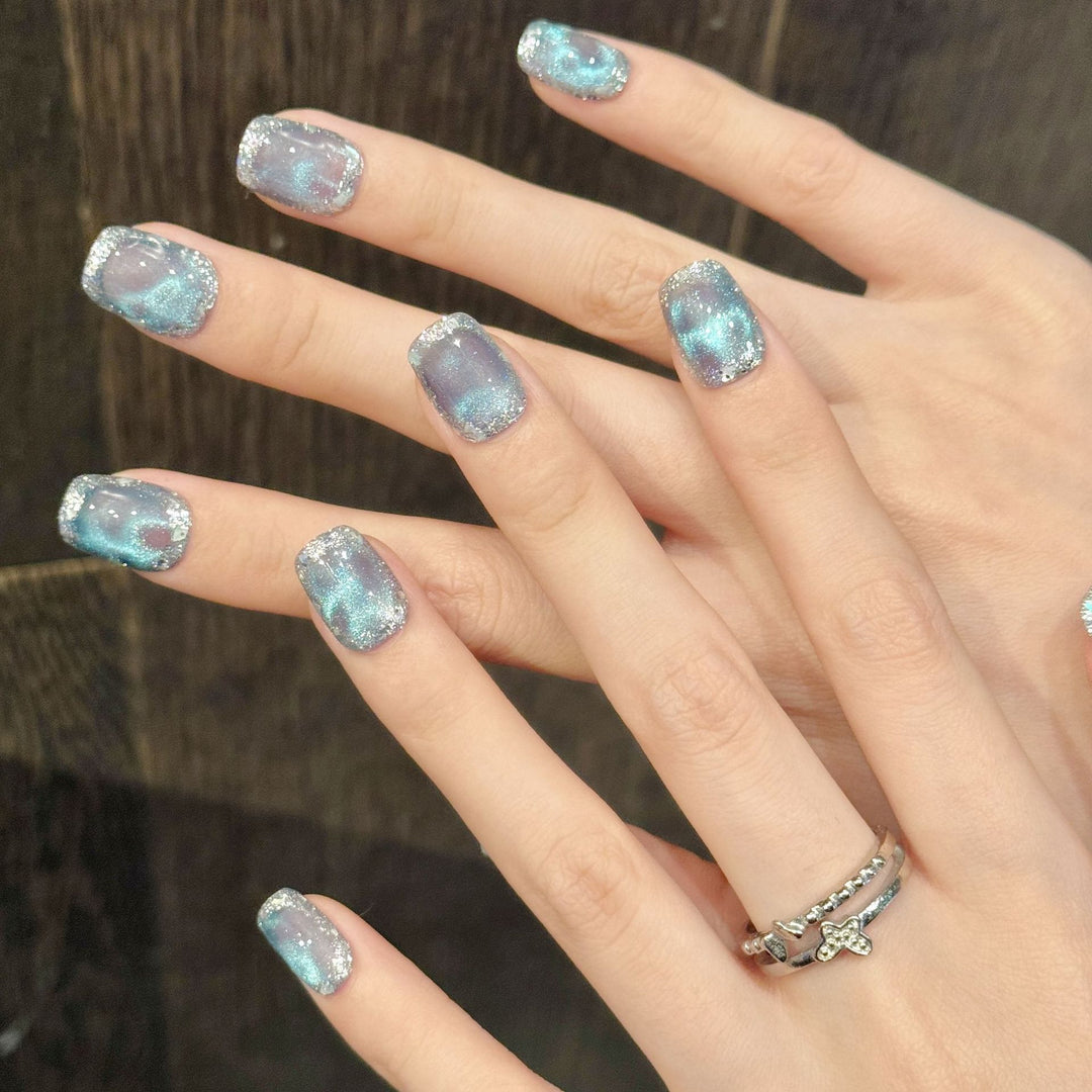 Glitzerndes Press-On Nagelkunstset mit silbernen Akzenten