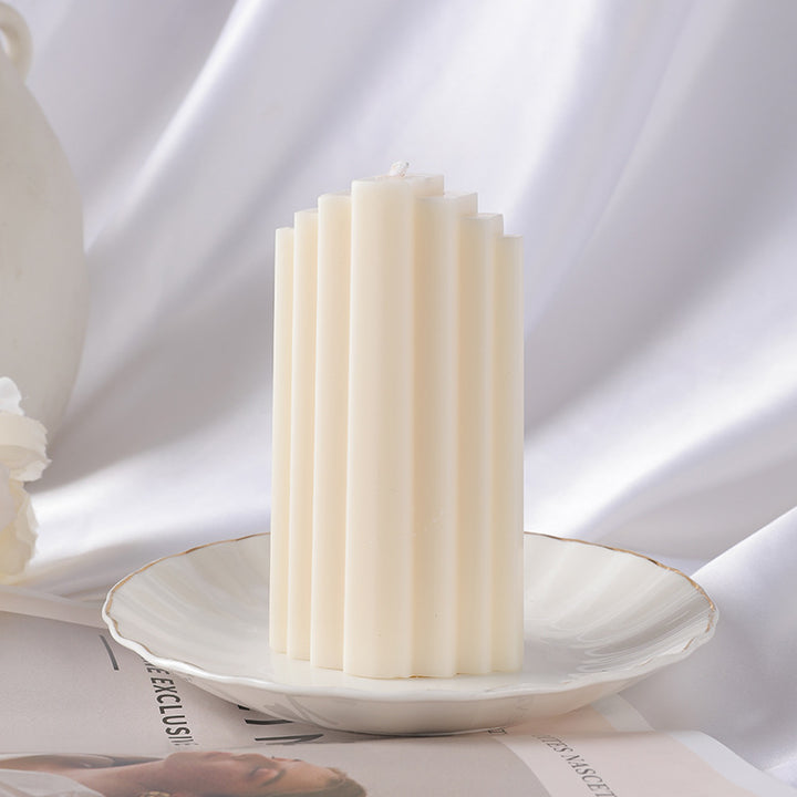 Rippte skulptural Säulenk candle mit vertikalem Rillenprofil