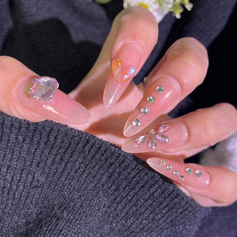 Elegantes Press-On-Nageldesign mit Strassakzenten Karnz