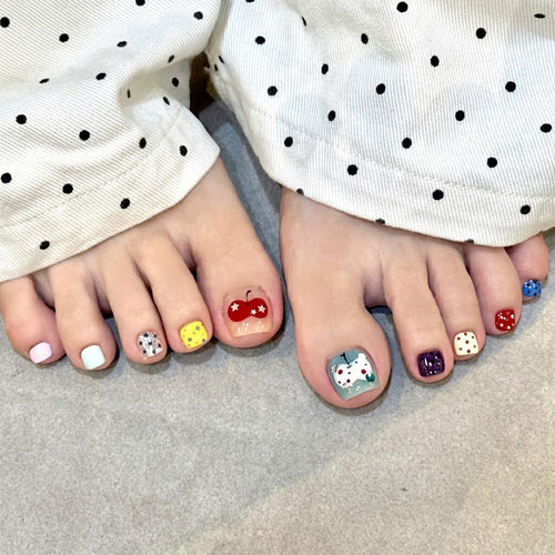 Kreative von Cartoons inspirierte Press-On-Nagelkollektion