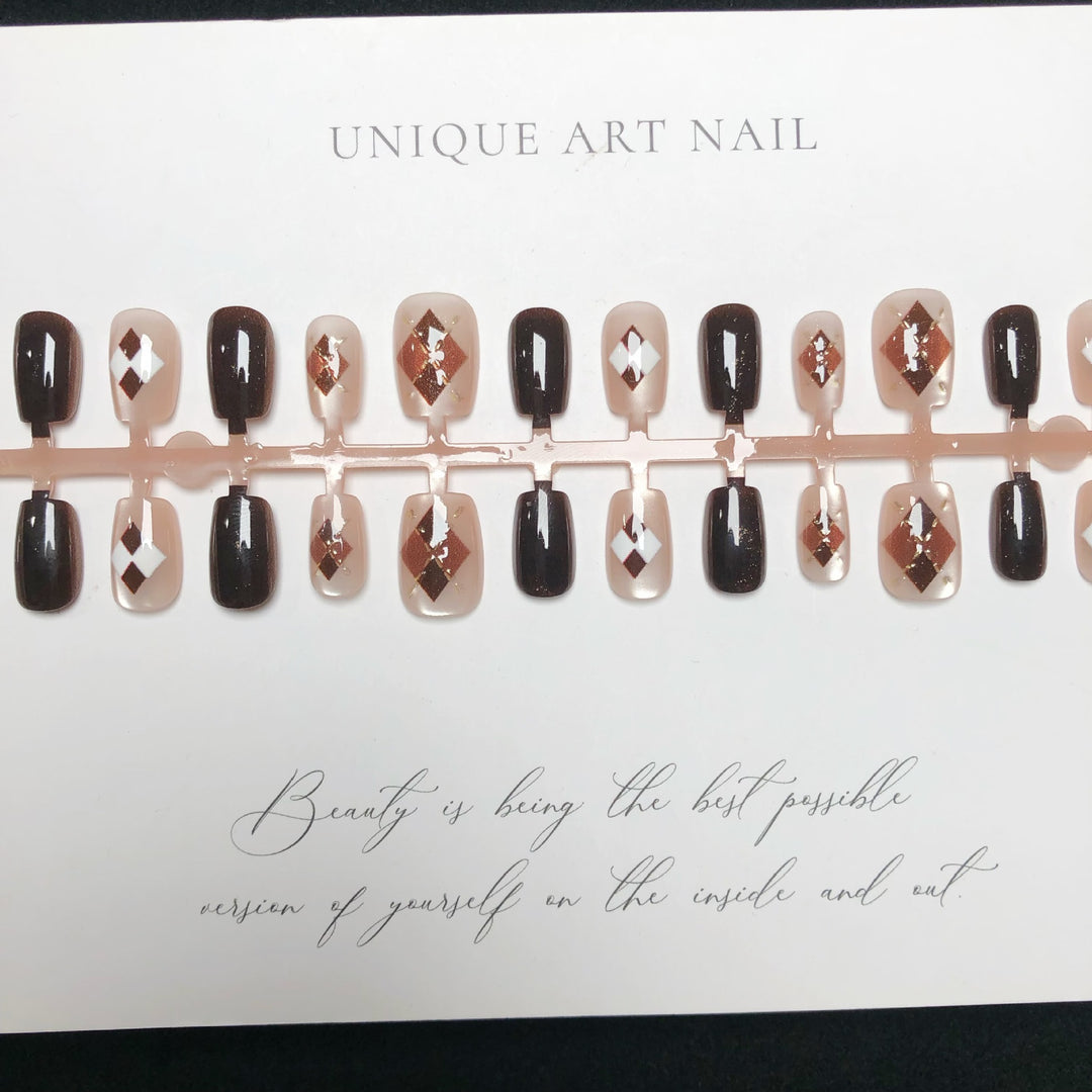 Dekoratives Press-On Nagelkunstset mit geometrischen Mustern