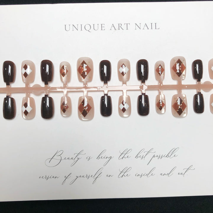 Dekoratives Press-On Nagelkunstset mit geometrischen Mustern