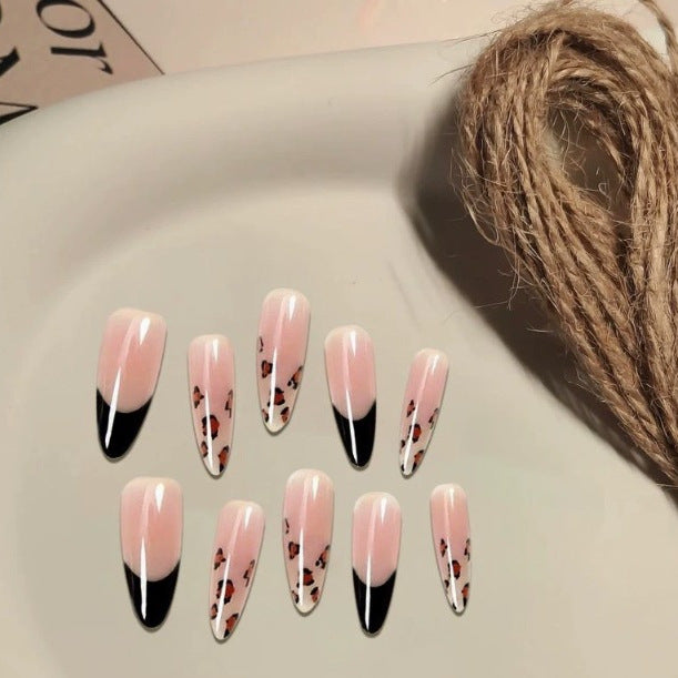 Dekorative Stiletto Nagelverzierungen Karnz