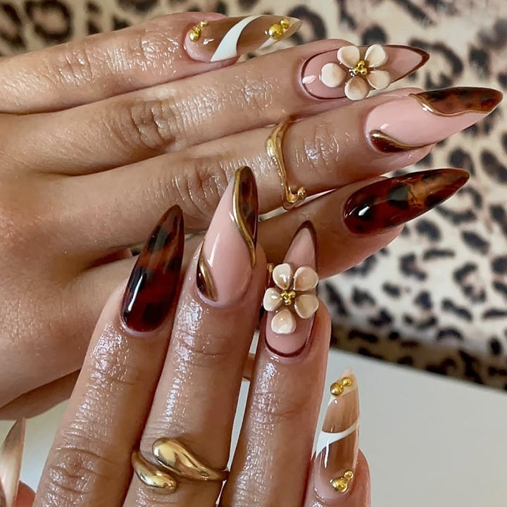 Dekoratives Press-On Nagelkunstset mit floralen und goldenen Akzenten Karnz