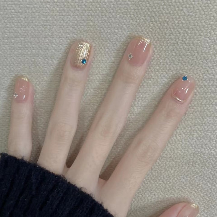 Dekoratives Press-On Nagelkunst-Set mit eleganten Edelsteindetails
