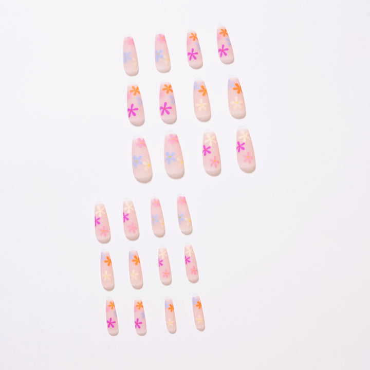 Künstliche Nagelverlängerungen mit buntem Blumenmuster Karnz