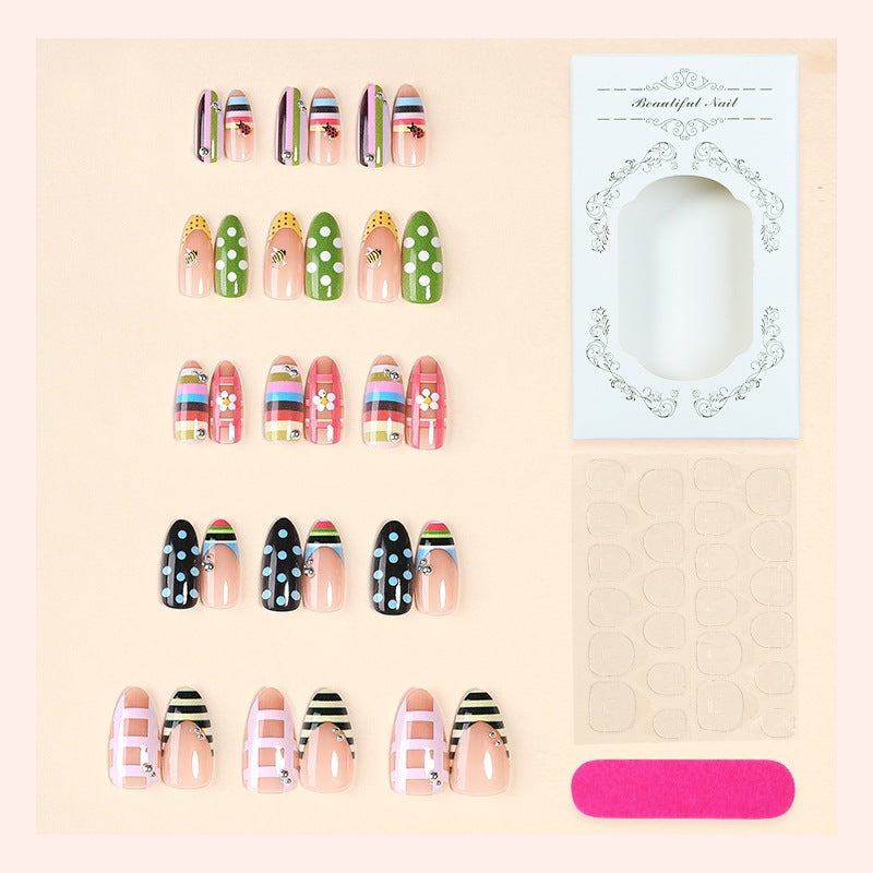Kunstnagelset mit bunten Mustern und Glitzerdetails Karnz