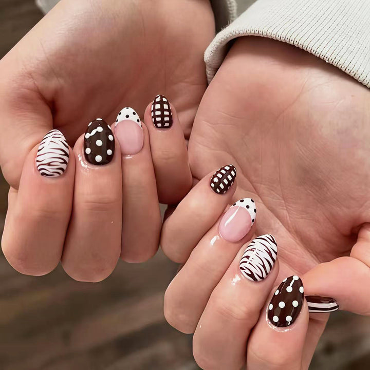 Stylisches gemustertes Press-On-Nagelset
