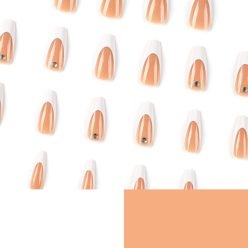 Kunstvolle Nagelverlängerungen mit eleganter French-Spitze Karnz