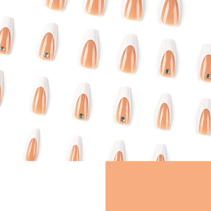 Kunstvolle Nagelverlängerungen mit eleganter French-Spitze Karnz