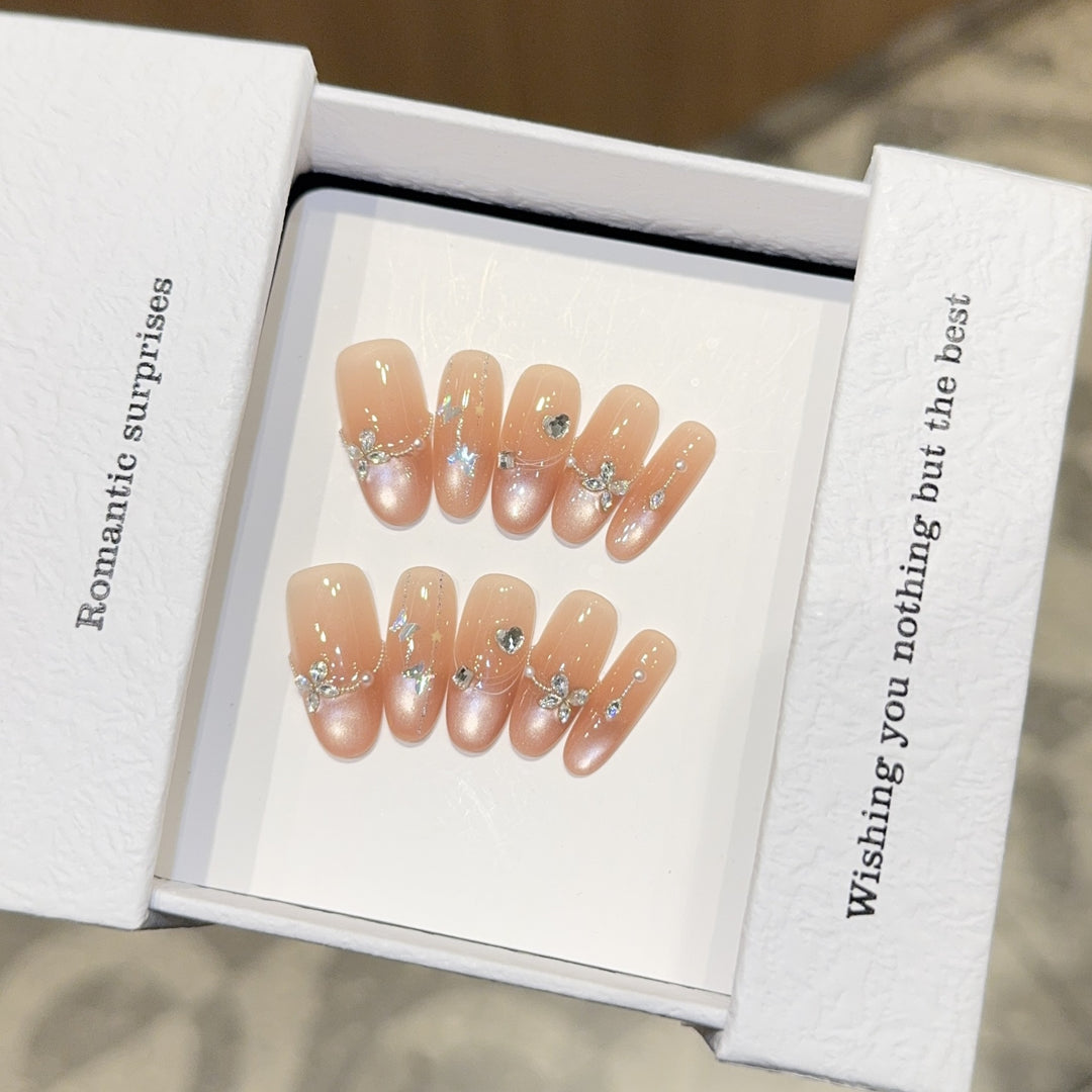 Kunstnagel Set mit Romantischen Herz- und Glitzermotiven Karnz