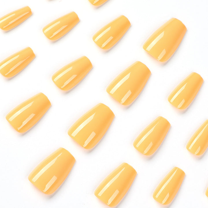 Kunstvolle Nagelverlängerungen mit elegantem Design Karnz