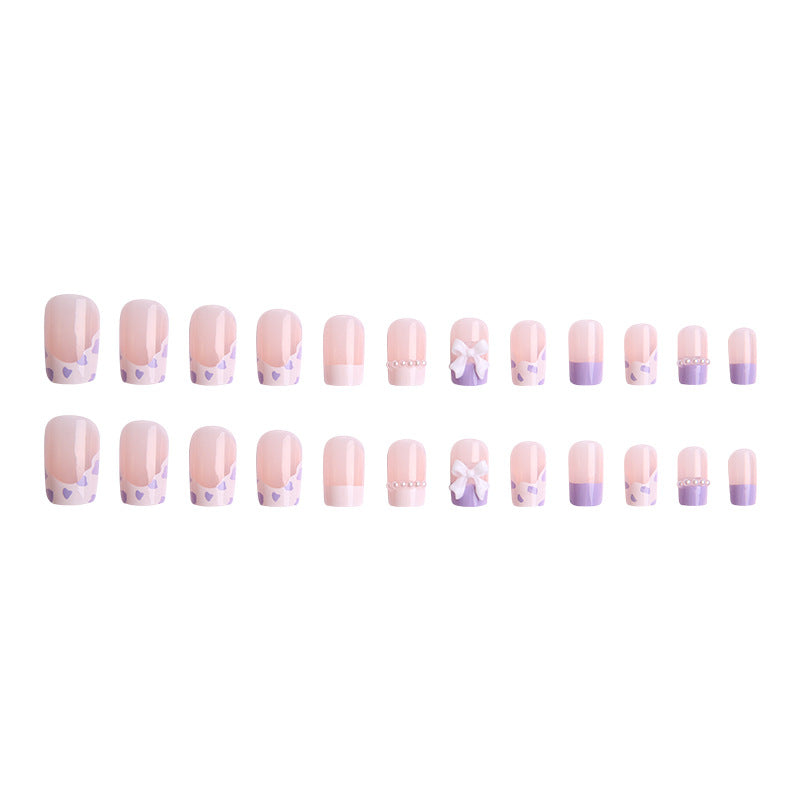 Kunstnagelset mit eleganten Wellenmustern und zarten Perlenakzenten Karnz