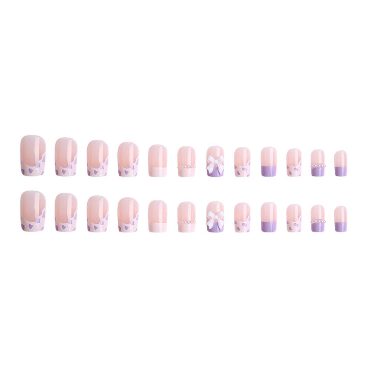 Kunstnagelset mit eleganten Wellenmustern und zarten Perlenakzenten Karnz