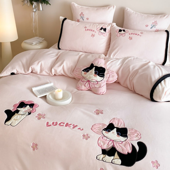 Bestickte Cartoon-Katze Baumwollsatin Bettbezug-Bettwäsche Set mit schwarzem Paspelier und dekorativen Kissenbezügen