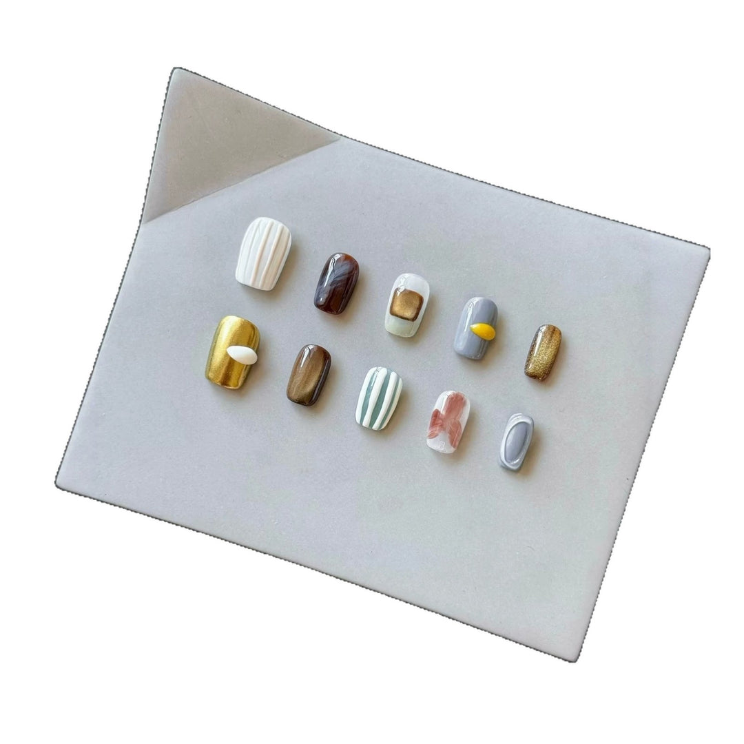 Künstlerisches Press-On-Nagelset mit Luxusmustern