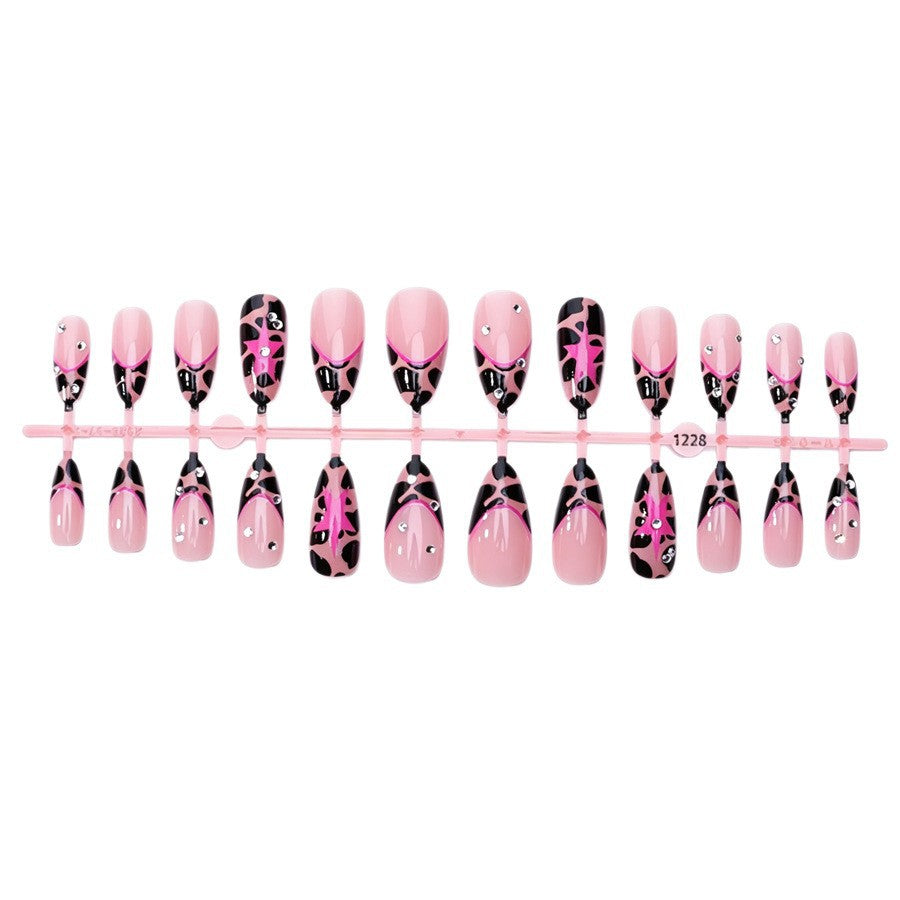 Kunstnagelset mit glamourösen Leoparden-Design und Glitzerelementen Karnz