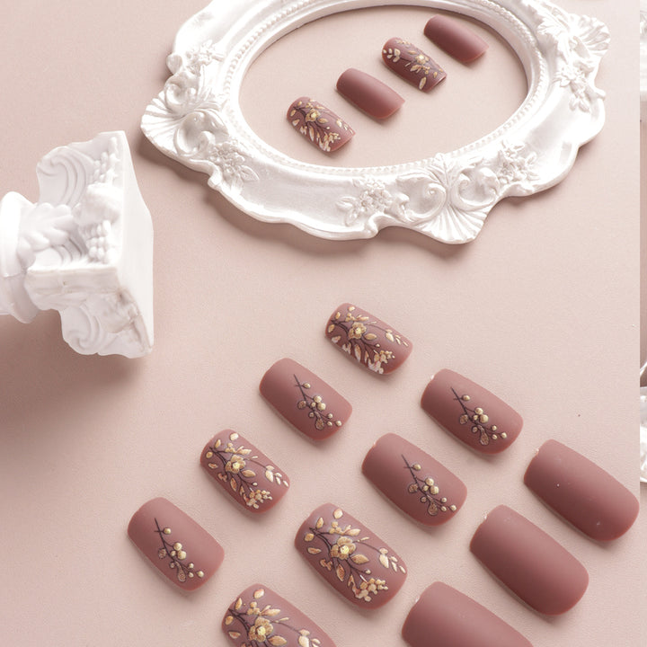 Künstlerische Nagelkunst Karnz