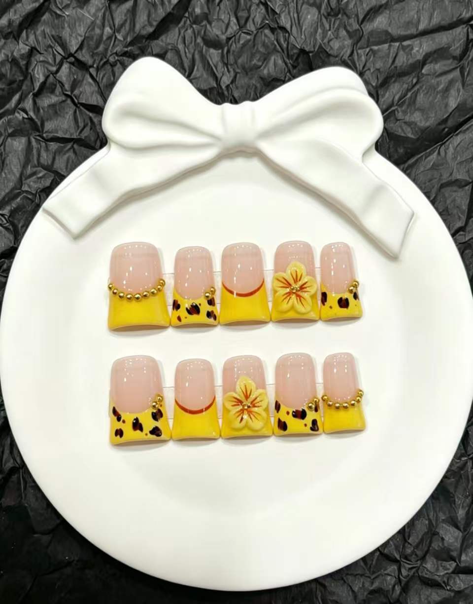 Dekoratives Press-On Nail Art Set mit floralen und Insektenakzenten