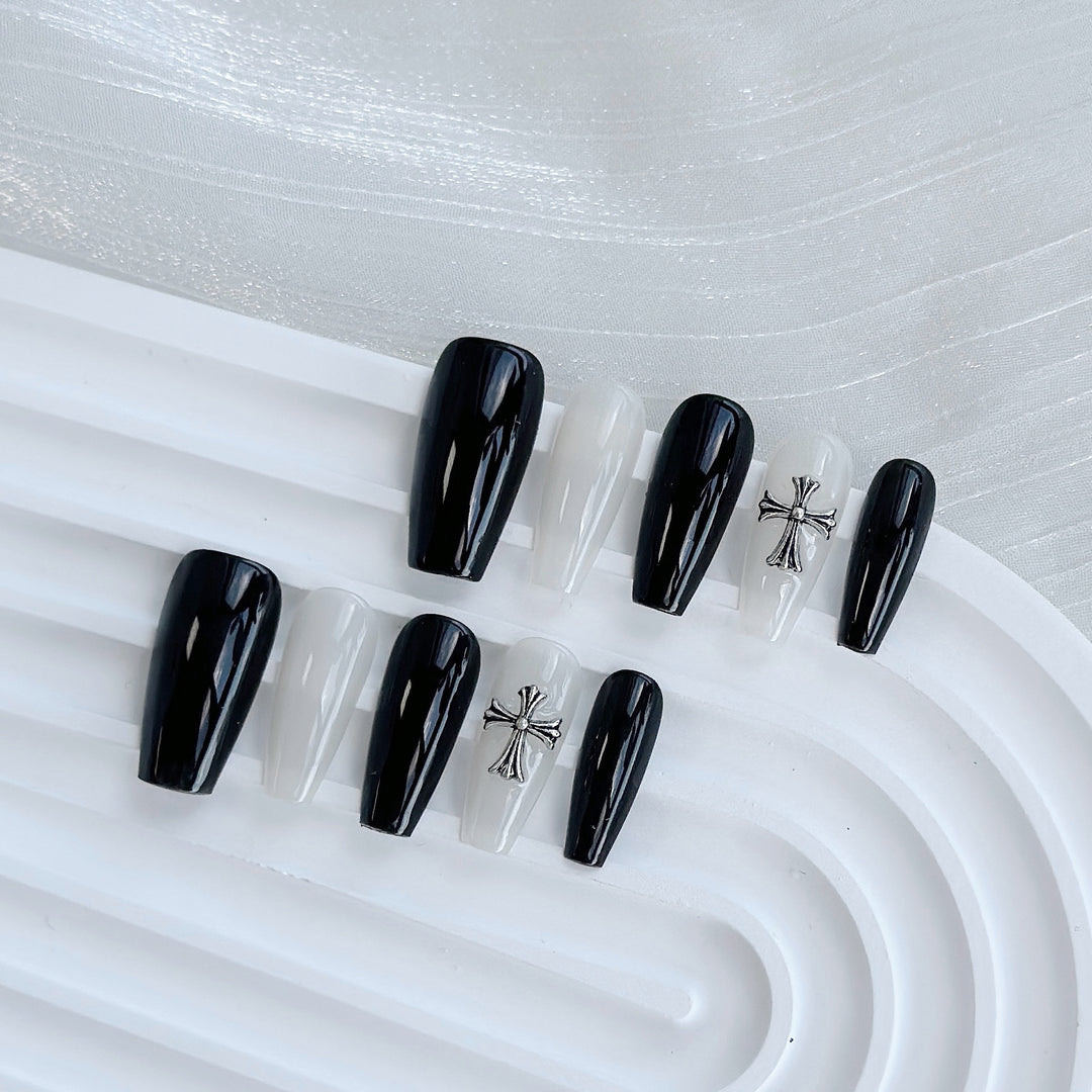 Elegantes Press-On-Nagelset mit einzigartigem Kreuzdesign