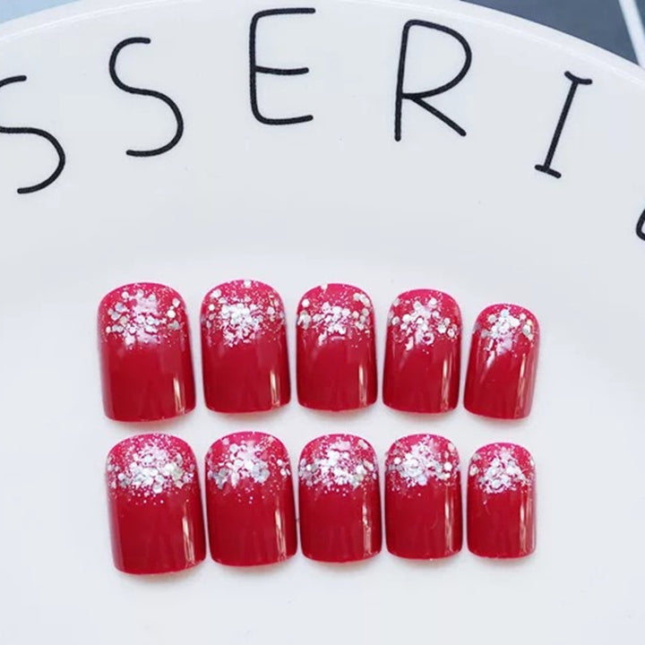 Glamouröse Kunstnägel mit Glitzerakzenten Karnz